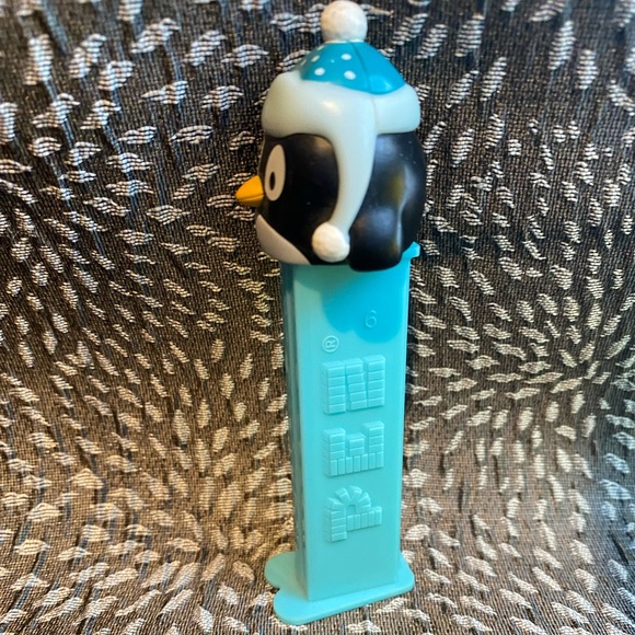 PEZ Blue Penguin Dispenser - Picture 3 of 4